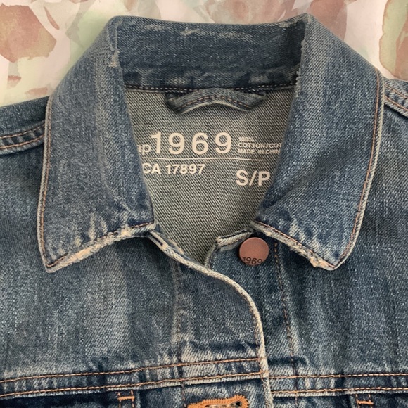 SOLD - EUC GAP jean jacket - Picture 4 of 5